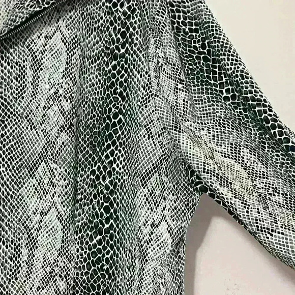 Misook Exlusively Snake Print Zipper Closure Blouse Size Large - Picture 6 of 9